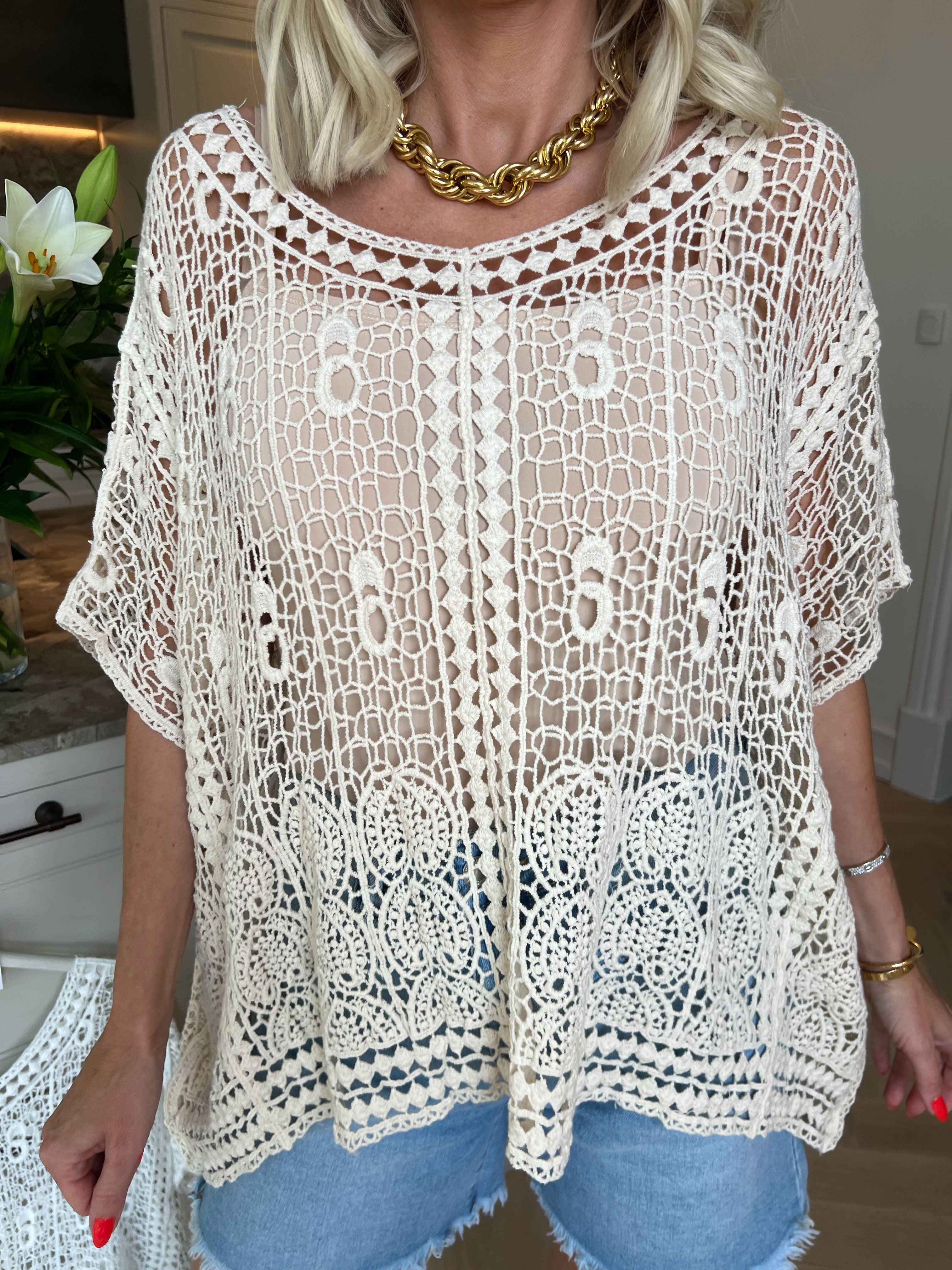 Aarohi - Lätt virkad tunika med ett elegant spetsmönster som ger en feminin och luftig look